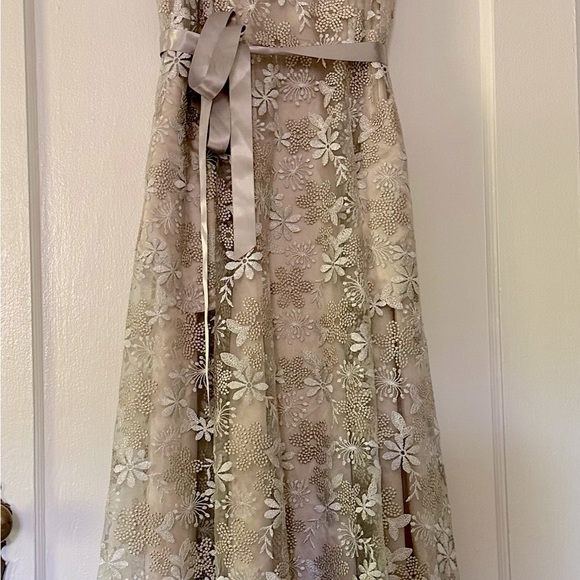 COPY - TAHARI Women's Sleeveless Embroidered Lace. Size 6. New with tags - NEVE… - Picture 3 of 12